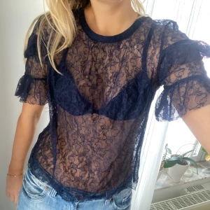Spetstopp  - Så snygg spetströja med volang på ärmarna! Helt ny!💕