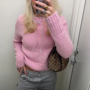 Rosa stickad  - Intressekoll på denna underbara rosa stickade tröjan från Cos, älskar men får inte så mycket användning av. Jättefint skick!