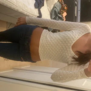 Söt topp - Säljer denna topp från zara. Bara använd fåtal gånger så den är i bra skick❤️