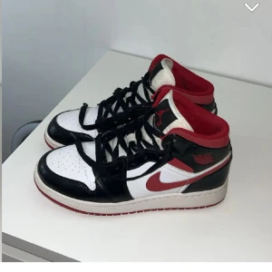 Jordan 1 mid - Säljer dessa Jordans då de inte kommer till användning mer tyvärr. Endast lite creasade men annars väldigt bra skick. Pris går att diskutera! Hör gärna av dig vid intresse. Nypris: 1500kr