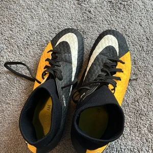 Nike fotbolls skor  - Säljer mina gamla fotbolls skor. Lite andvönda men annars precis som ny! Super sköna och snygga. 