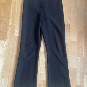 Kostymbyxor  - Svarta kostymbyxor, midwaist från vero Moda. I nyskick och använda ett fåtal gånger. Köpare står för frakten 