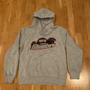 Trapstar hoodie - För stor. Fick den i julklapp Storlek M Nyskick Pris kan diskuteras vid snabb affär