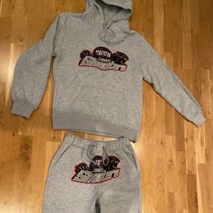 Trapstar tracksuit - Riktigt snygg trapstar set. Använd fåtal gånger. Ny skick storlek M  