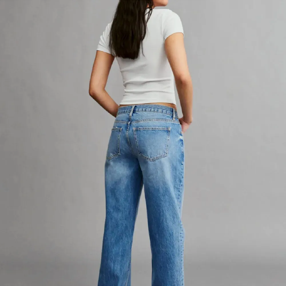 Supersnygga lågmidjade jeans från Gina tricot! Endast använda 2-3 gånger😍nyskick köpta för 500kr. Jeans & Byxor.
