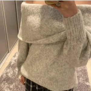Offshoulder stickad tröja - Säljer denna sjukt fina offshoulder stickade tröjan från h&m, storlek xs