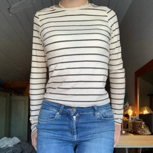 Randig långärmad tröja - Jätte skön vit och marinblå randig tröja som är köpt på kaphal💗storlek 170, passar mig bra som brukar ha S.