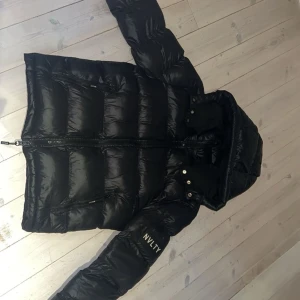 NVLTY London jacka - Ordinarie pris: 1600 kr Nuvarande pris: 800 kr