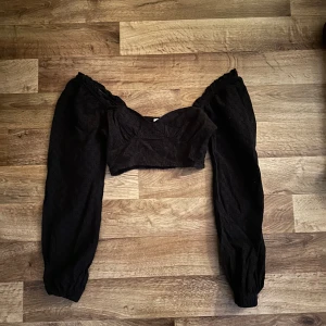 Långärmad topp - Svart långärmad topp från Nakd. Aldrig använd då den tyvärr är för liten för mig, jättefin inför sommaren. 