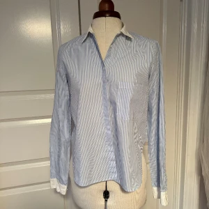 Skjorta dam Zara - Ljusblå randig skjorta med vit krage. 