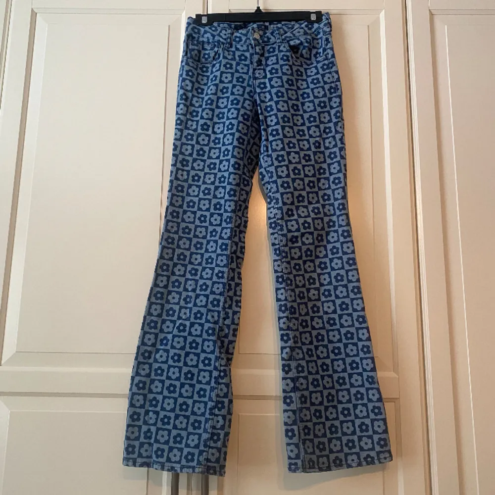 Low waist boot cut hippie jeans nästintill oanvända❤️. Jeans & Byxor.