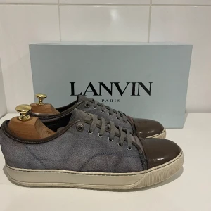 Lanvin skor - Hej! Säljer nu dessa super snygga och populära lanvin skor. Skorna är i okej skick 6/10(lite röda missfärgningar och platsbristen på skosnöret är sönder) box medföljer inte!