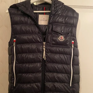 Moncler väst - Moncler Navy down vest, Köpt på NK i Stockholm,  Köpt för 7799kr Storlek 2/M