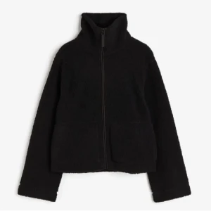 Svart pile (teddy) jacka - En jättefin slutsåld pilejacka från hm