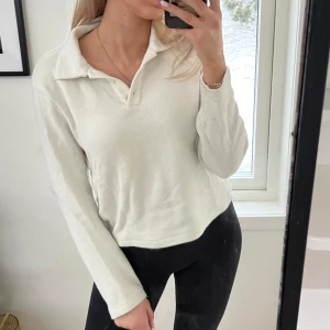 Tröja från Zara - Obs, smutsig spegel!! Säljer denna tröja från Zara i använt men bra skick, storlek S!