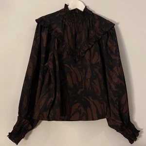 Blus - Ursnygg blus från Copenhagen Muse! Snygg att ha i skolan, på jobbet eller finmiddag. Passar till allt 🤩 Kontakta mig vid frågor eller intresse! NYPRIS: 999kr