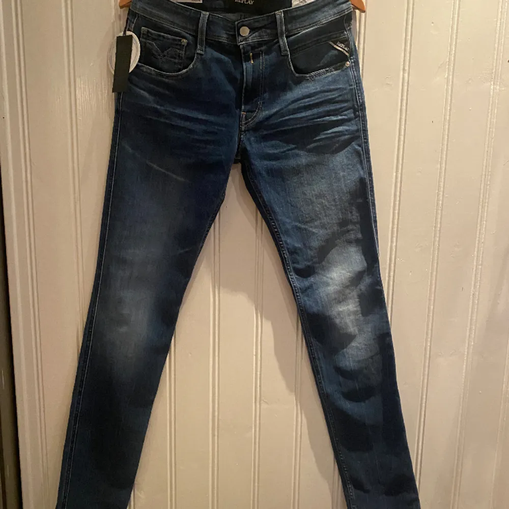 Ett par feta jeans ifrån märket Replay i storlek 30/34, modellen heter anbass vilket är slim fit, de är sprillans nya med alla tags, nypris: 1899kr, mitt pris: 500, OBS! Upplagt på flera konton. Jeans & Byxor.