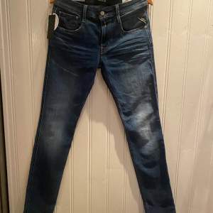 Ett par feta jeans ifrån märket Replay i storlek 30/34, modellen heter anbass vilket är slim fit, de är sprillans nya med alla tags, nypris: 1899kr, mitt pris: 500, OBS! Upplagt på flera konton