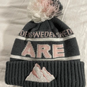 Åre mössa - Grå/ rosa Åre mössa som jag köpte 2022💕 Frakten ingår inte