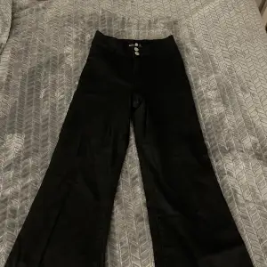 Svarta bootcut jeans från Boohoo 