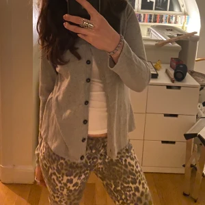 Grå stickad kofta! - Jättesöt grå stickad tröja som inte kommer till användning. Jättegott skick❤️ skriv för fler bilder eller frågor❤️