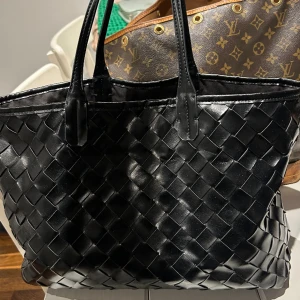 Axelremsväska  - Köpt på Gina tricot, i fint skick! 💘