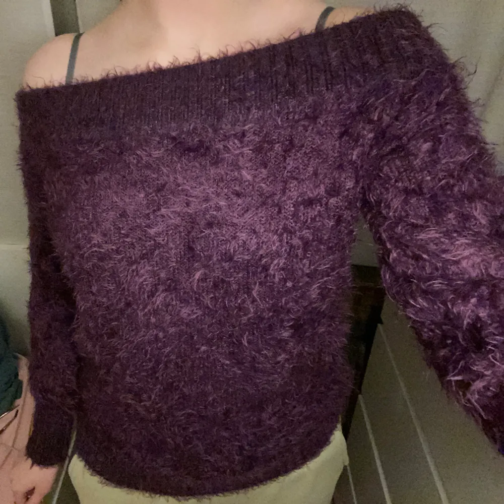 Jättefin lila tröja som jag använt en gång för ut, i underbar skick. Den är väldigt passande till våren och är i storlek XS!. Tröjor & Koftor.