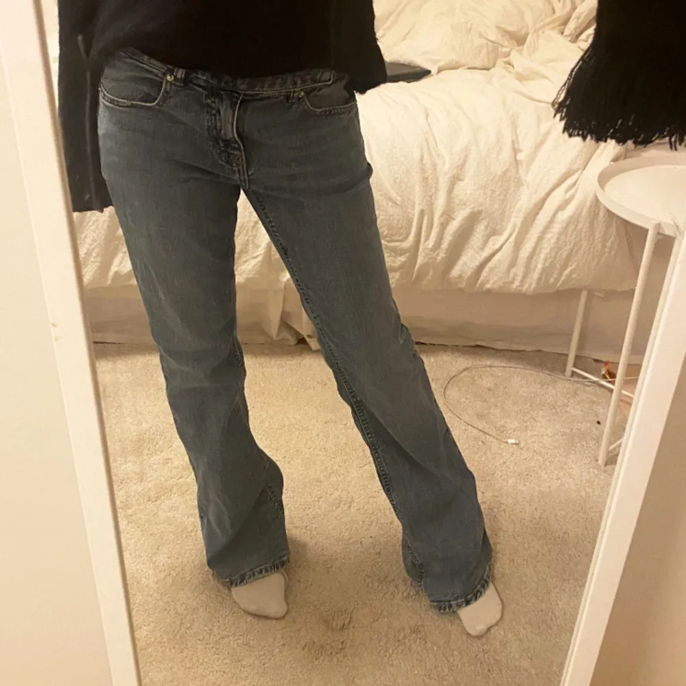 lågmidjade flare jeans från gina med detalj vid midjan, säljer då de är för stora för mig som brukar ha 34/xs💗💗. Jeans & Byxor.