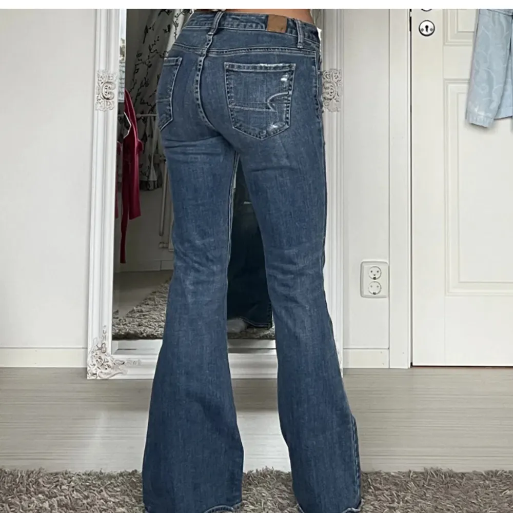 Jeans från American Eagle, först till kvarn!💕 Innerbenslängd: 80cm och midjemåttet är: 36cm rakt över.. Jeans & Byxor.