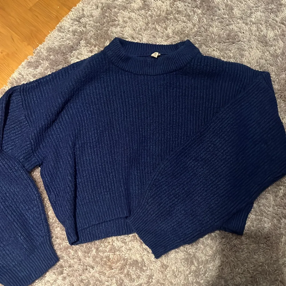 En blå stickad tröja från Nelly. Storlek S.. Tröjor & Koftor.