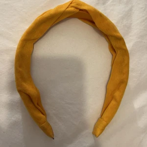 Diadem - Jättegulligt gult diadem i typ tyg material💗