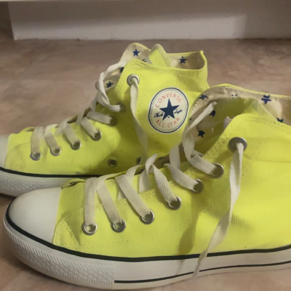 Knappt använda neongula converse ny pris ca 800,de kommer inte till användning så derför säljer jag dom,bra skick med små tecken av användning 💛. Skor.