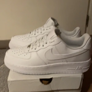 Helt nya Nike air force 1 strl 42 - Hej säljer ett par helt oanvända nike AIRforce 1 i str 42. Säljer pga fel strl, vid frågor och funderingar så äre bara o skriva. Nypris 1449kr