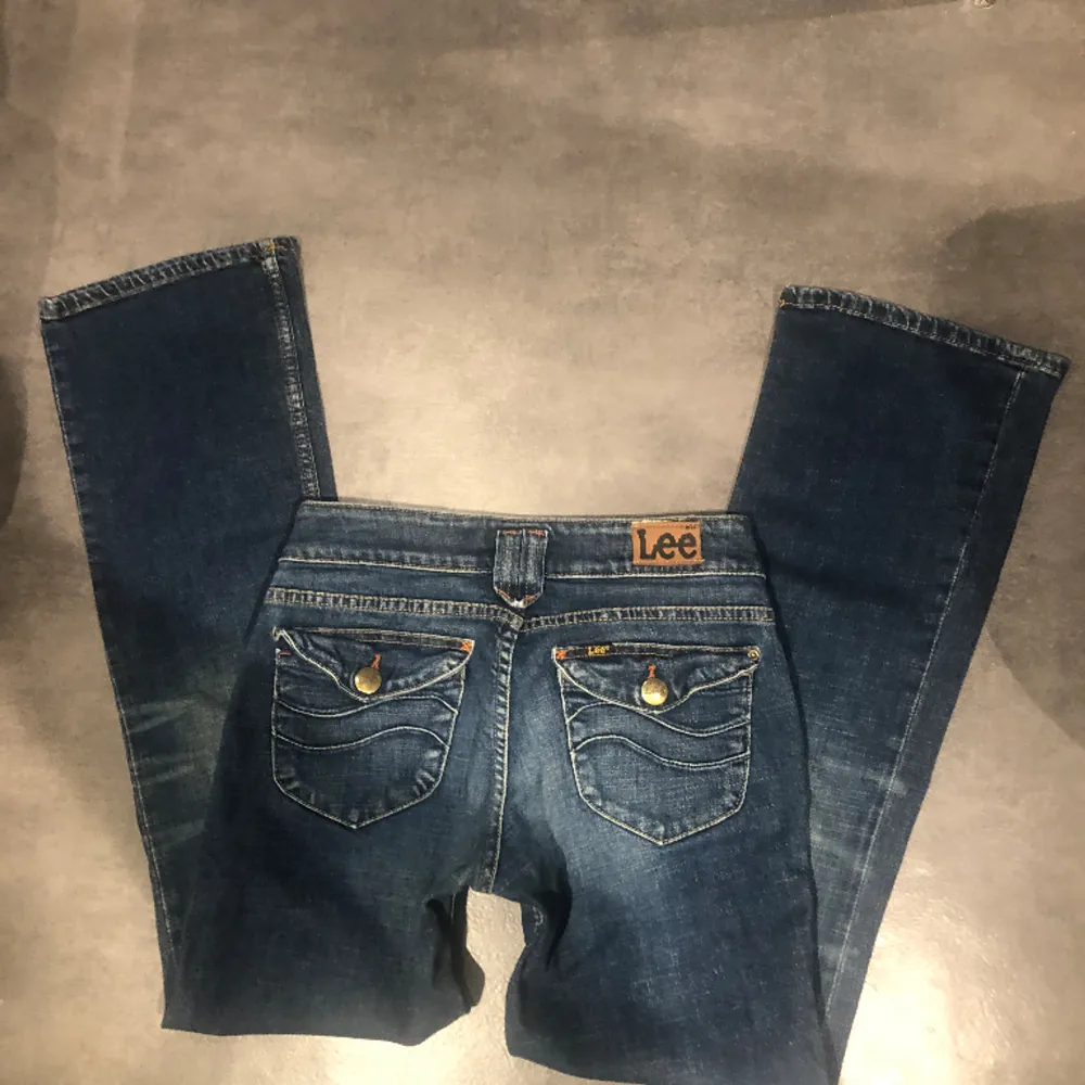 snygga lågmidjade jeans från Lee ,storlek waist 30 längd 33 🪩🫶🏻Snygga fickor bak & fram ❤️ bootcut. Jeans & Byxor.