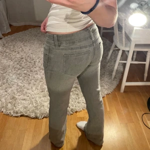 Low waist Gina jeans - Lågmidjade ljusgråa jeans från Gina bra skick säljer pga de inte kommer till andvändning strl 164 midjemått rakt över 35 cm innerbenslängd 80 cm Stretchigt tyg bra passform