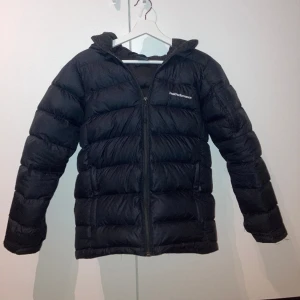 Svart Peak Performance jacka - Svart Peak performance jacka.  Storlek 170 Bra skick, inga skador. 