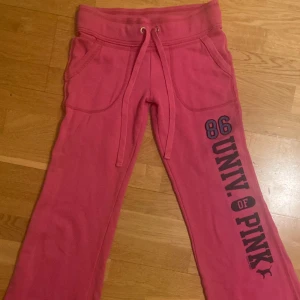 Victorias secret PINK byxor - Säljer mina victorias secret PINK mjukisbyxor då de inte passar mig. de är i bra skick, skriv jättegärna om du undrar något eller om du är intresserad! Priset går att diskutera, säljer endast via köp nu!