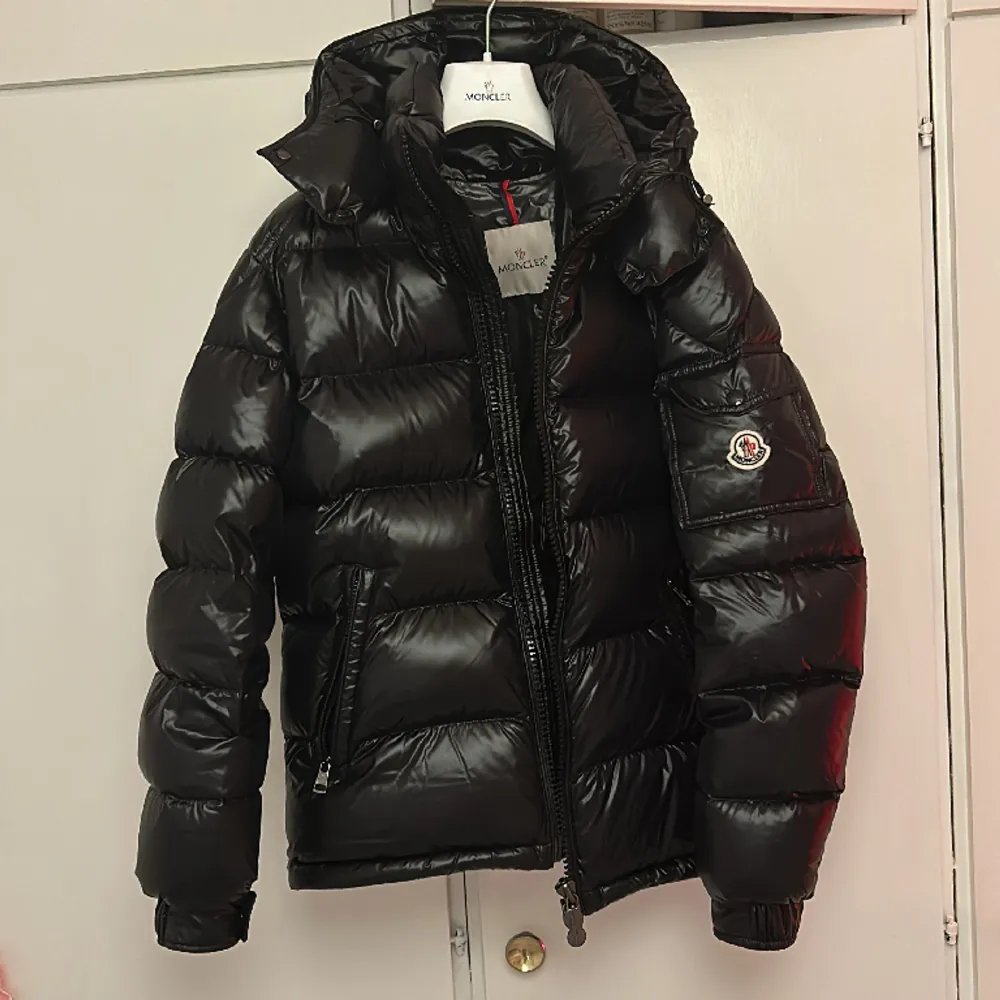 Säljer min äkta Moncler Maya jacka i storlek 1, är 170 och den passar perfekt! Köpt för cirka en månad sen och säljer därav att jag ångrat mig, super fint skick, knappt använd! Hör av er vid frågor 🩷 original pris - 15685. Jackor.