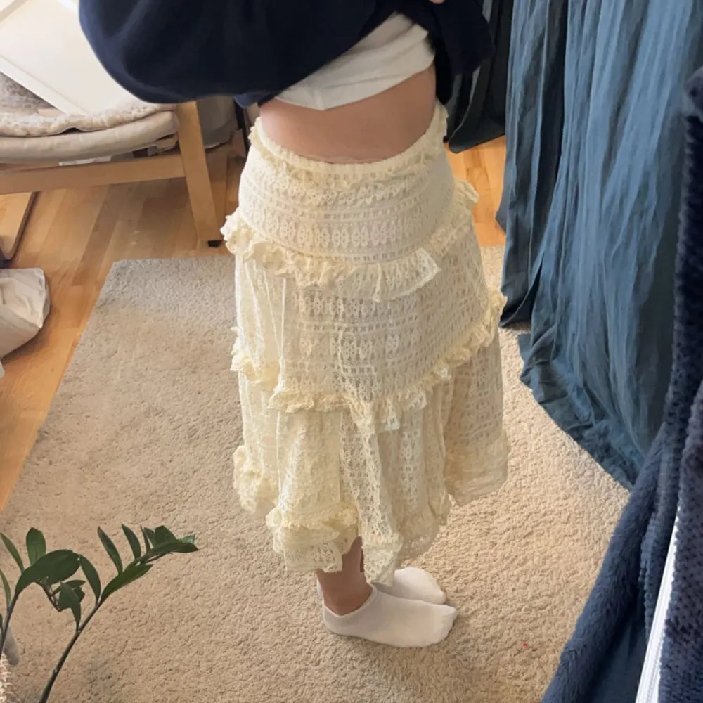 en ljusgul/beige fin kjol från zaras barnavdelning, knappt använd och perfekt inför sommaren! 🩷. Kjolar.