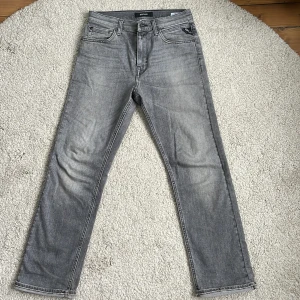 Gråa Replay jeans  - Jag säljer nu mina snygga replay jeans strl 150 cm 12A i väldigt bra skick! Pris 400 kr (kan diskuteras) ordinarie pris 799kr 