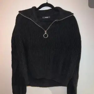 En svart tröja med krage och dragkedja från BikBok♥️ Storlek: XS  ♥️♥️♥️