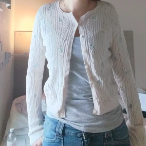 Stickad kofta - Supersöt stickad kofta med blommor på. Säljer då den aldrig längre används💗💗