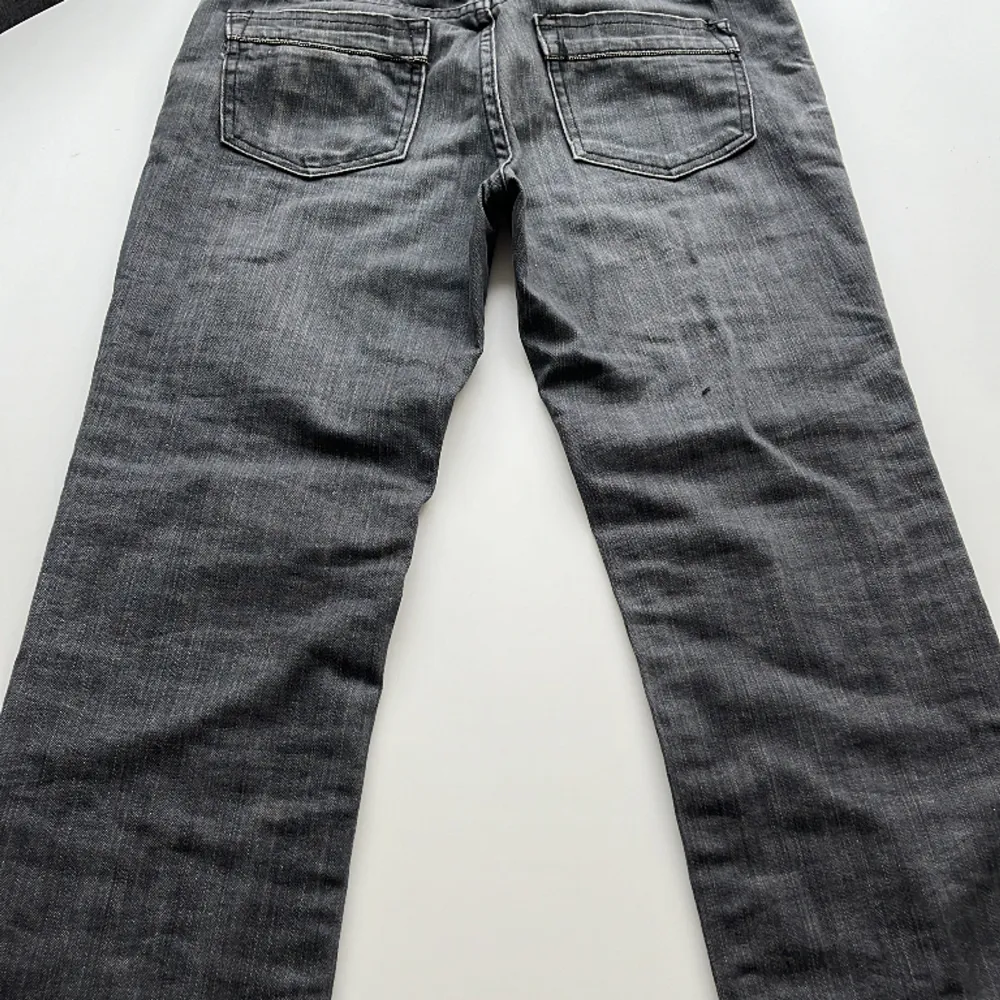jätte fina grå jeans I storlek 38 men skulle säga att de passar 36. Inga defekter 💕  Midja 38 o innerbenslängd 77 🫶🏻. Jeans & Byxor.