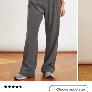 Djerf Avenue Favorite pants Grey  - Säljer Favorite Pants Grey Regular från Djerf Avenue då det är lite för stora för mig. Använda en gång så dom är i väldigt fint skick.   Strl S Läng Regular Färg Grey Nypris 1499kr  Kan mötas upp eller skickas med fraktkostnad. 