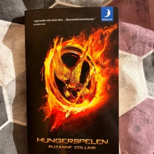 Bok - Hungerspelen - Säljer även denna bok - Hungerspelen Denna var oxkså skit bra och spännande ! 11/10 ♥️♥️♥️