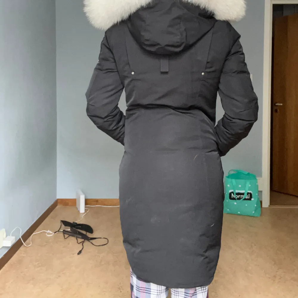 Hej, nu väljer jag att sälja min super fina vinter jacka då jag har fått en ny. Köpte jackan i början av 2022. Jackan är jätte varm och verkligen jätte fin. Inga skador.. Jackor.