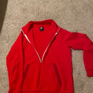 Röd Nike zip tröja. Säljer billigt. Storlek L. Aldrig använt som ny