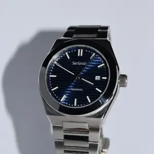 Sartovio klockan är automatisk och gjord på stainless steel, sapphire glas and a 8215 miytona urverk🇯🇵 alla modeller och färger finns på hemsidan Sartovio.com