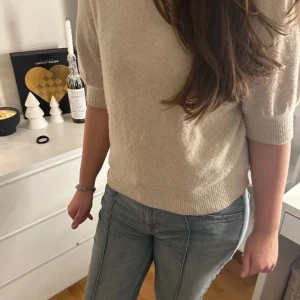 Vero Moda stickad T-shirt  - Säljer nu denna snygga stickande volang T-shirten. Skriv om ni undrar något💘💘