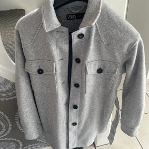 Vår jacka  - En vårjacka ifrån zara med knappar + band 
